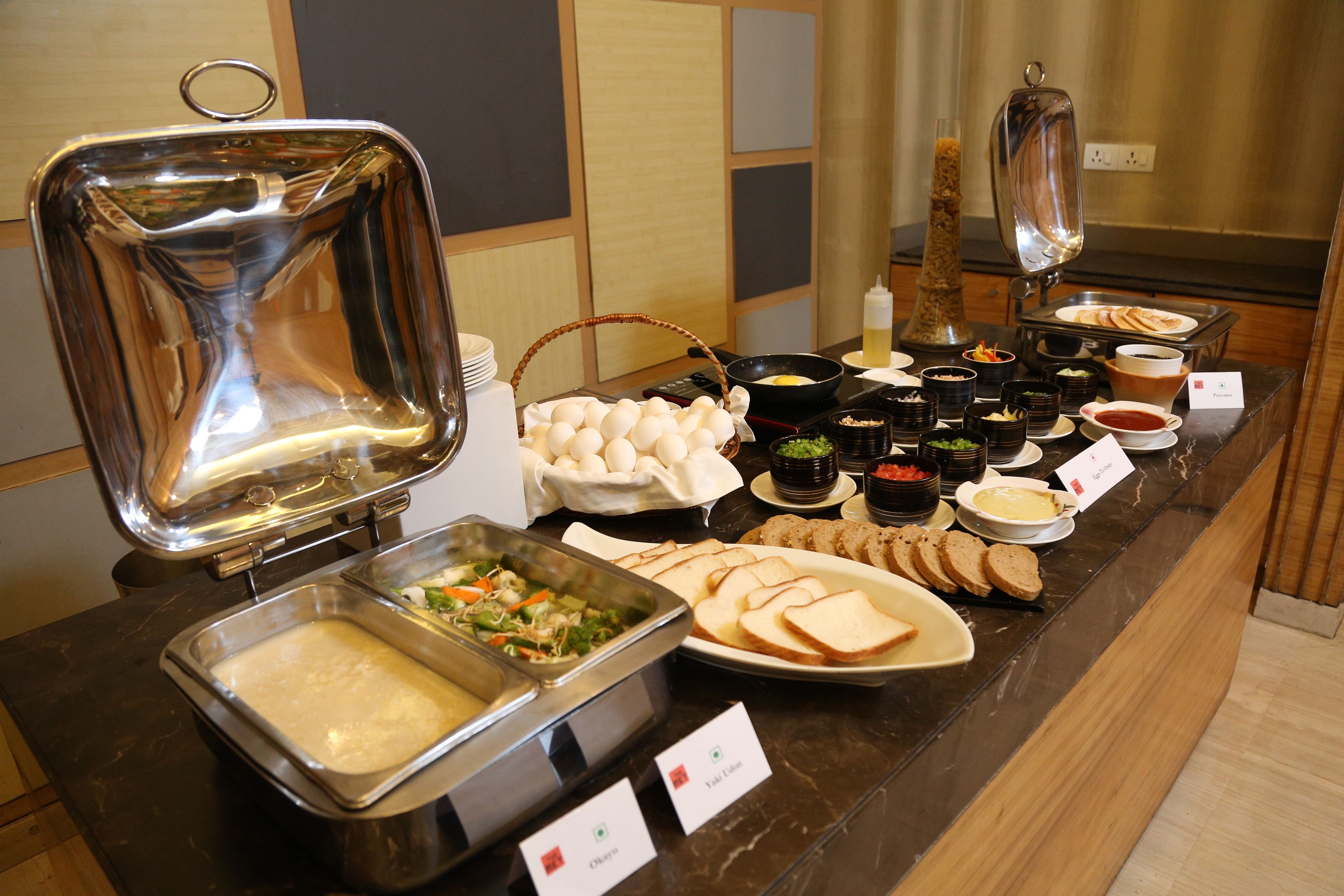 Una mesa de buffet con diferentes alimentos y recipientes.