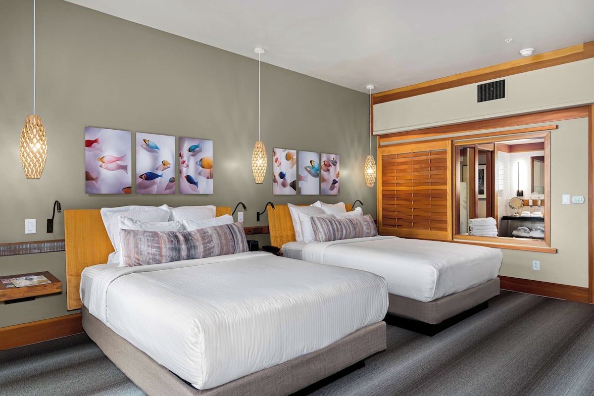 Premium bedding, down comforters, minibar, in-room safe