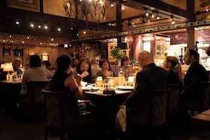 Déjeuner, dîner, souper et brunch servis sur place