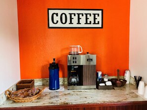 Kopi dan/atau alat penyeduh kopi