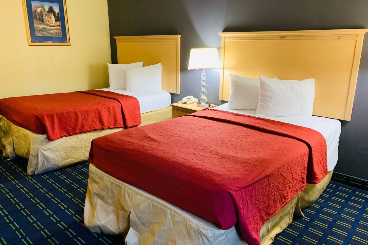 ห้องดับเบิล (2 Double Beds) | โต๊ะทำงาน, Wi-Fi ฟรี, ผ้าปูที่นอน