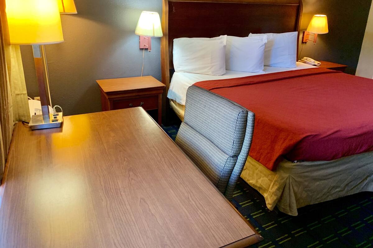 ห้องพัก (King Bed) | โต๊ะทำงาน, Wi-Fi ฟรี, ผ้าปูที่นอน