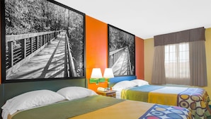 Une chambre d’hôtel avec deux lits, une table de chevet avec des lampes et une grande fenêtre avec des rideaux.