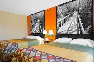 Una habitación de hotel con dos camas, una mesita de noche con lámparas y un cuadro grande con un puente.