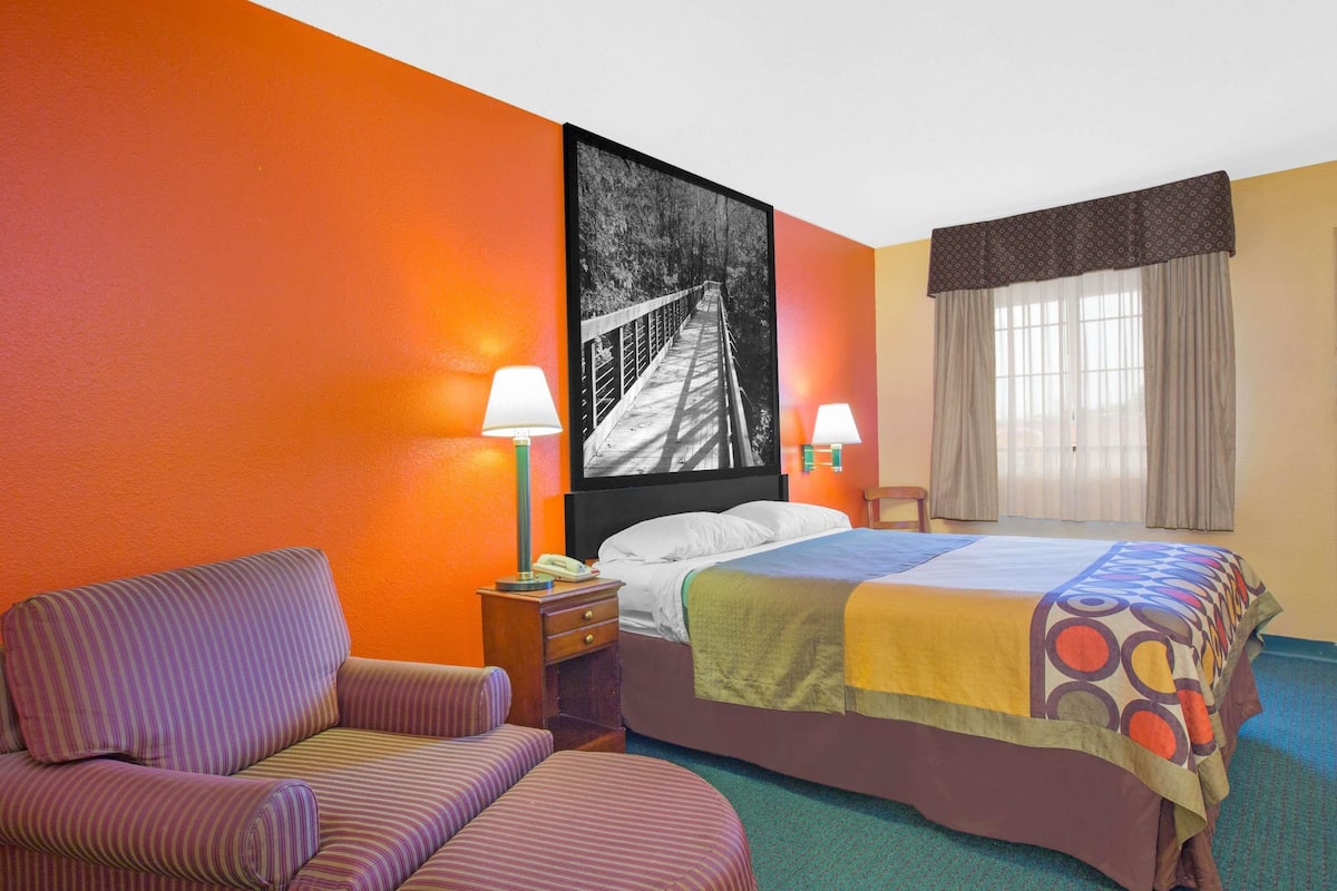 Premium bedding, desk, rollaway beds, free WiFi