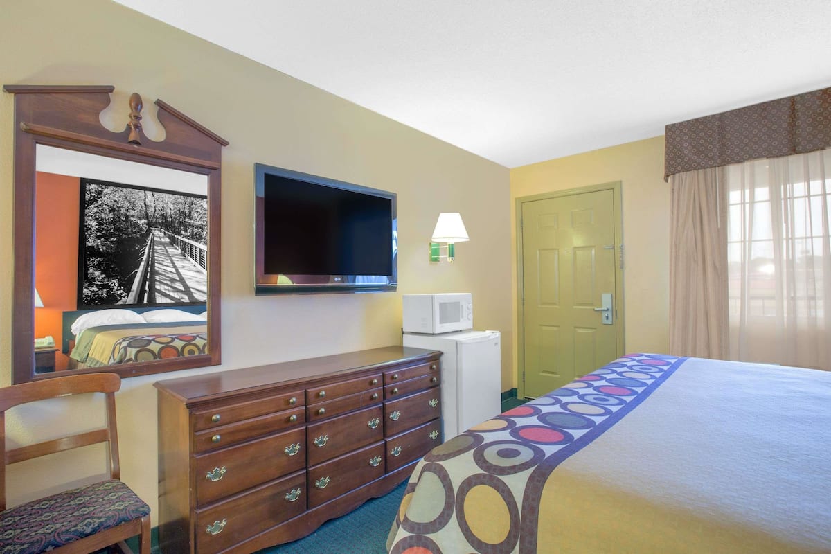 Premium bedding, desk, rollaway beds, free WiFi