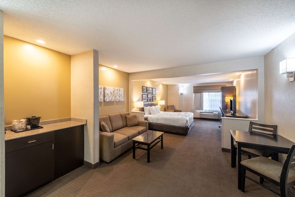 Suite, 1 King Bed, Non Smoking (Upgrade) | Premium bedding, pillowtop beds, in-room safe, desk