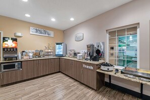 Free daily buffet breakfast - Sleep Inn & Suites Green Bay South (De Pere)
