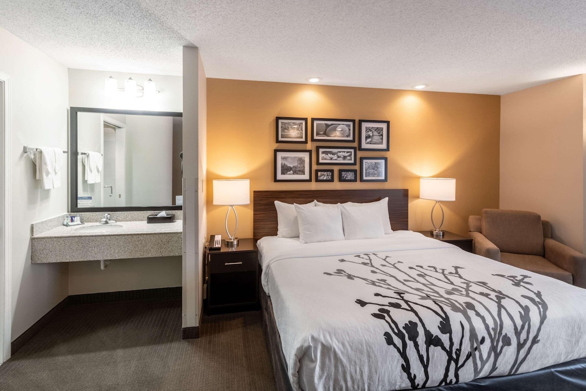 Premium bedding, pillow-top beds, in-room safe, desk