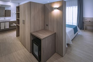 Minibar, free WiFi, bed sheets