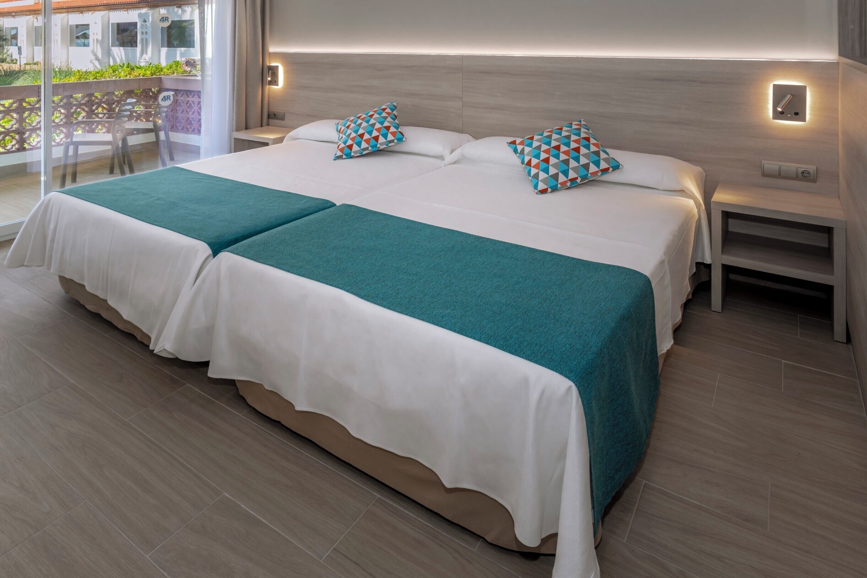 Minibar, WiFi (free), bed sheets