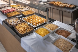 Bữa sáng buffet hàng ngày (9 EUR/mỗi người)