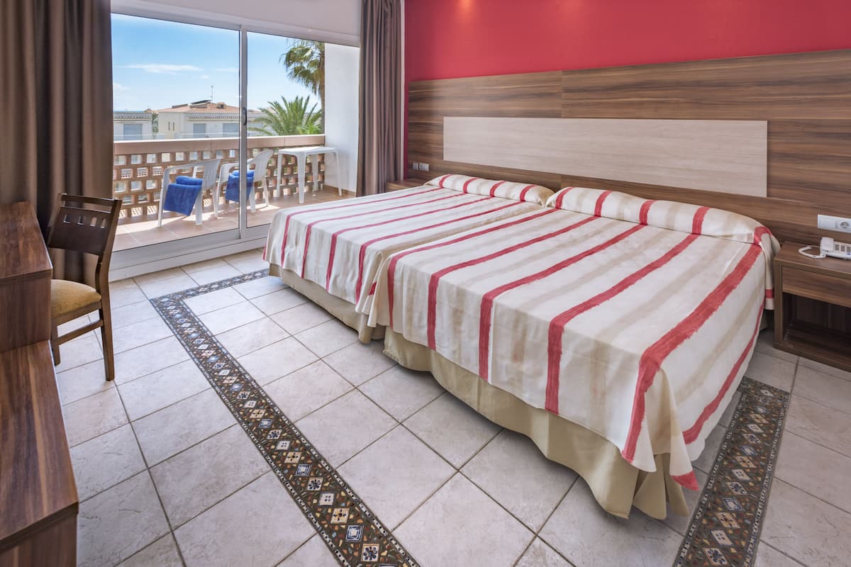 Minibar, free WiFi, bed sheets