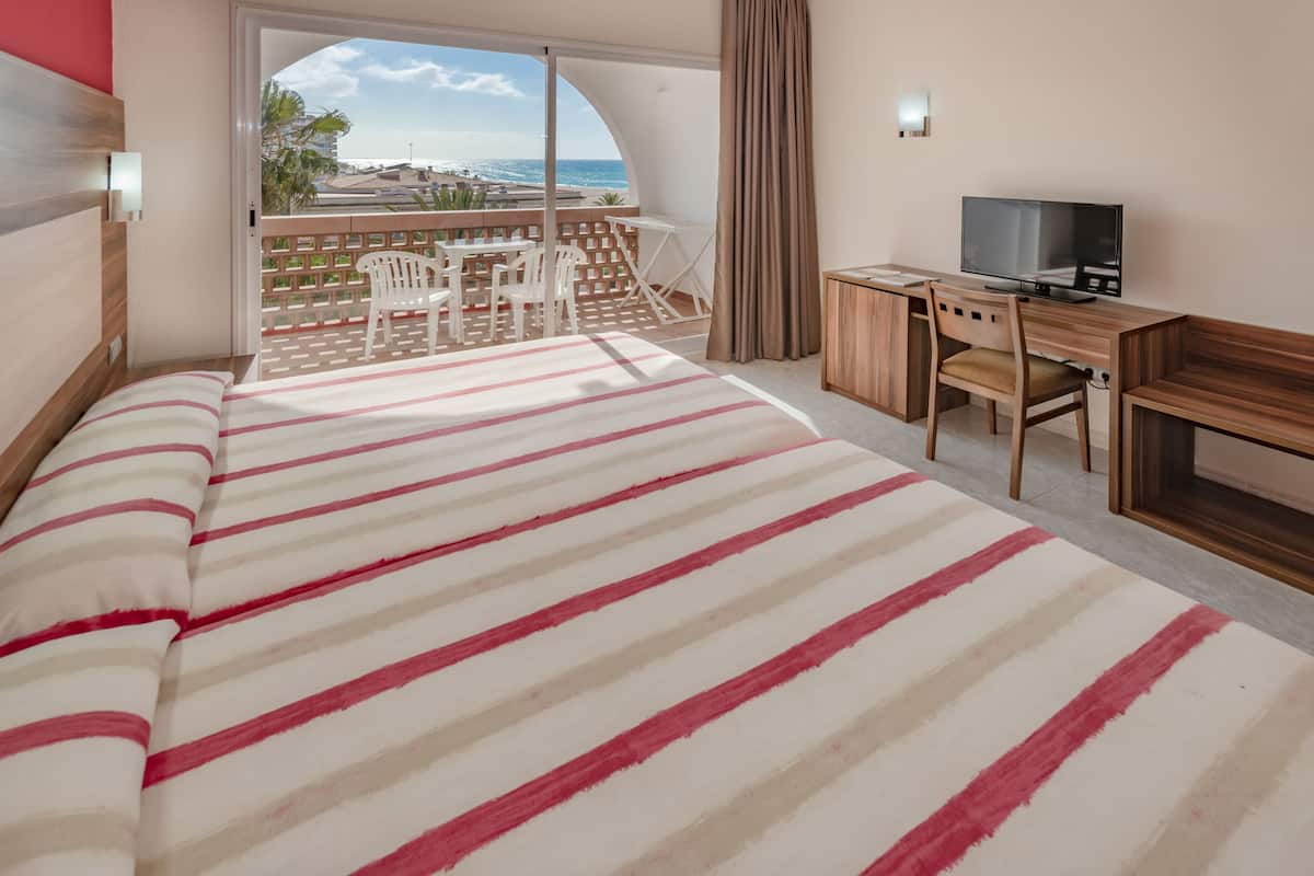 Minibar, free WiFi, bed sheets