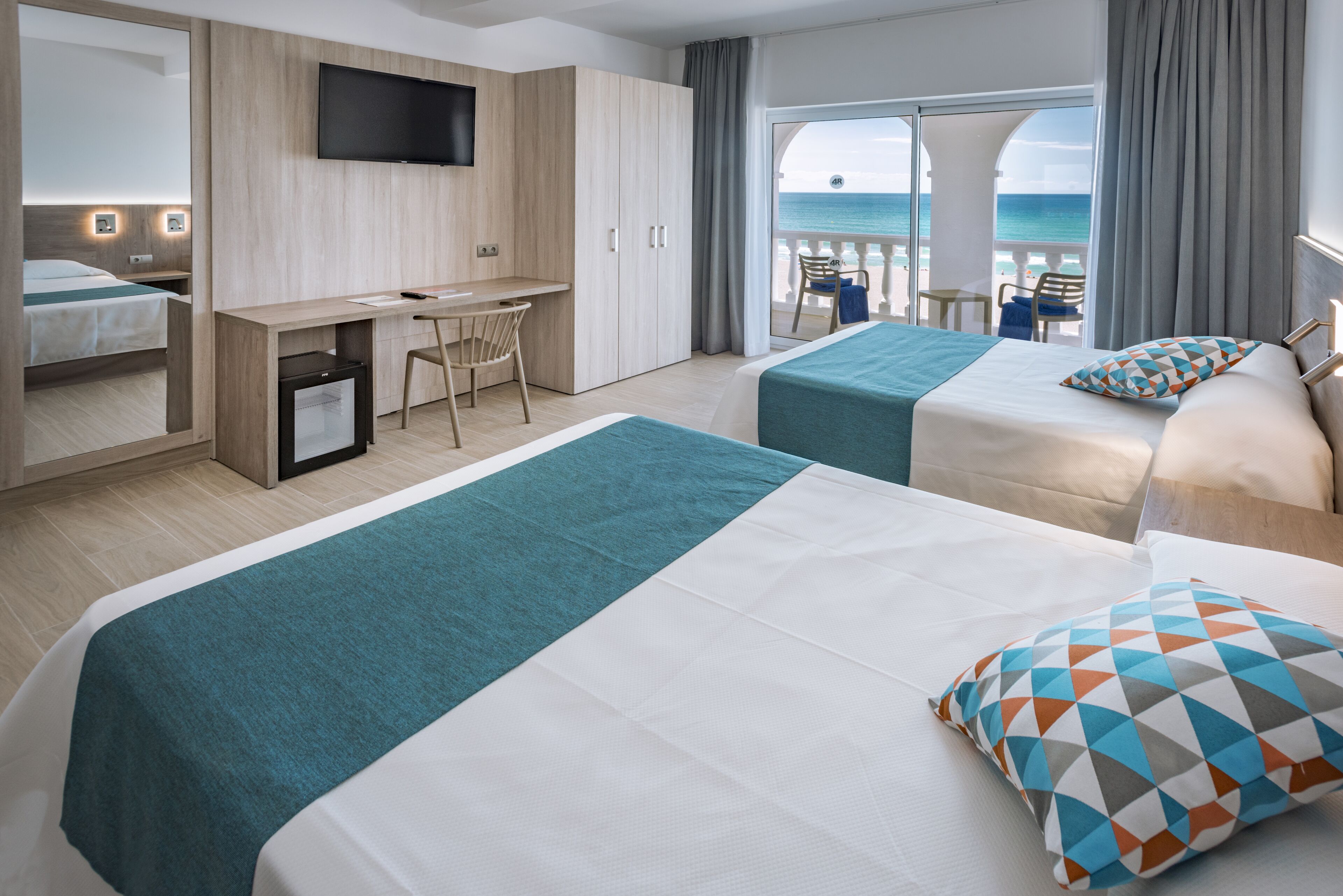 Minibar, wifi gratis, ropa de cama