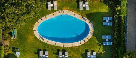 Piscine extérieure, parasols de plage, chaises longues