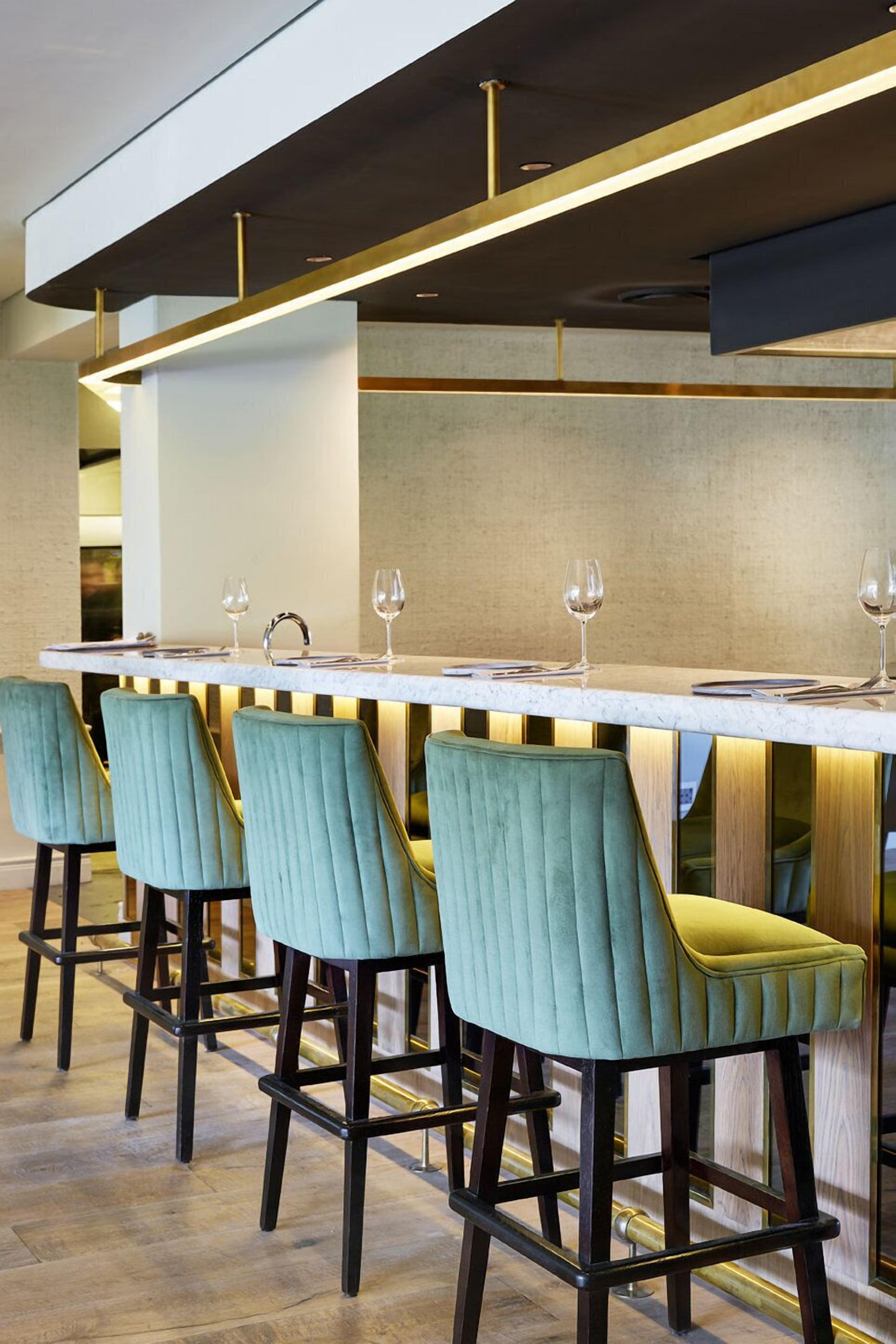 2 restaurants, breakfast served