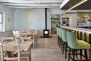 2 restaurants; breakfast, lunch, and dinner served