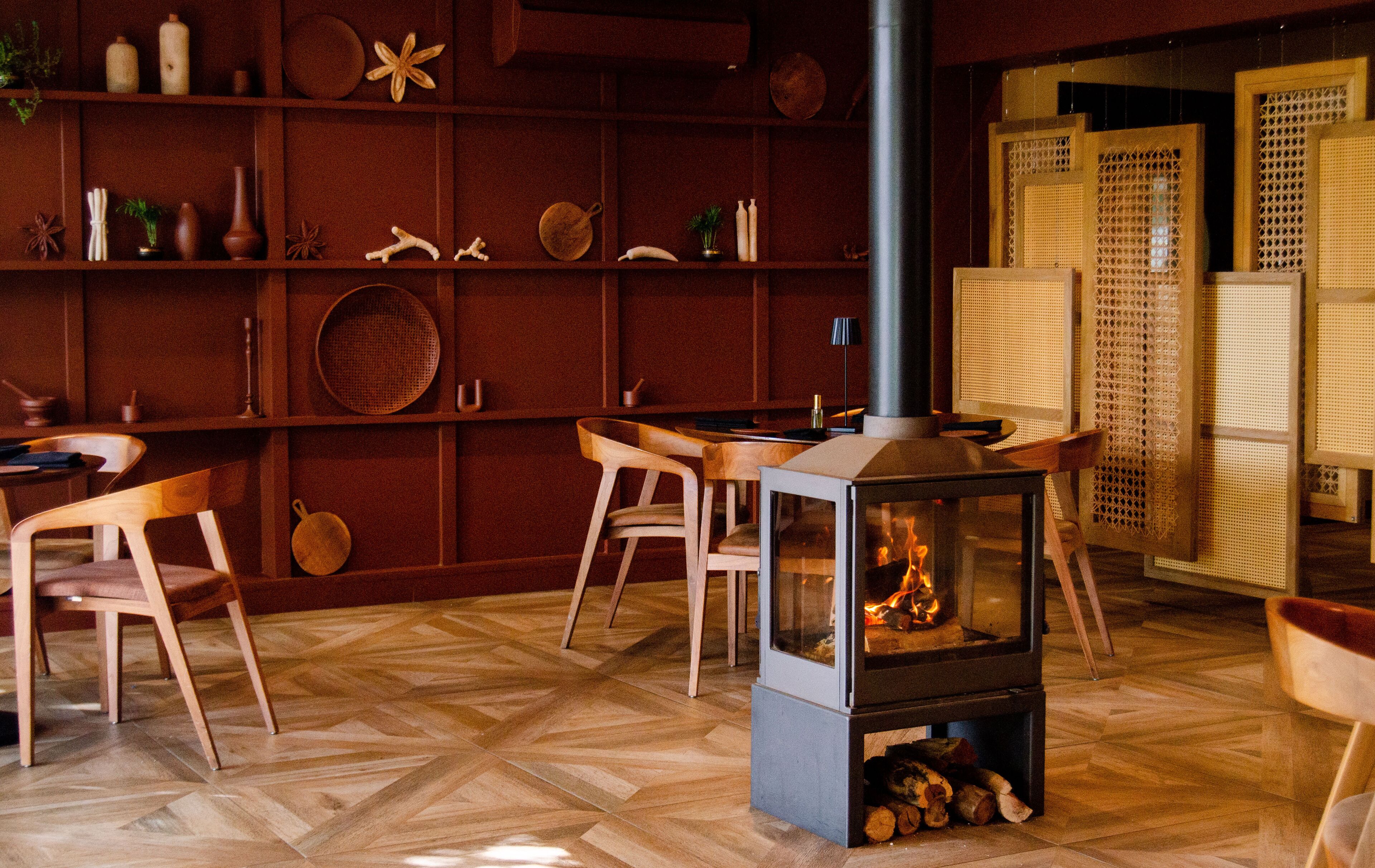 2 restaurants, breakfast served