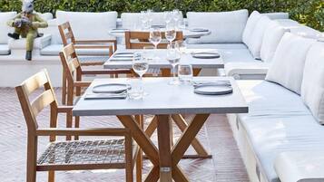 2 restaurants; breakfast, lunch and dinner served