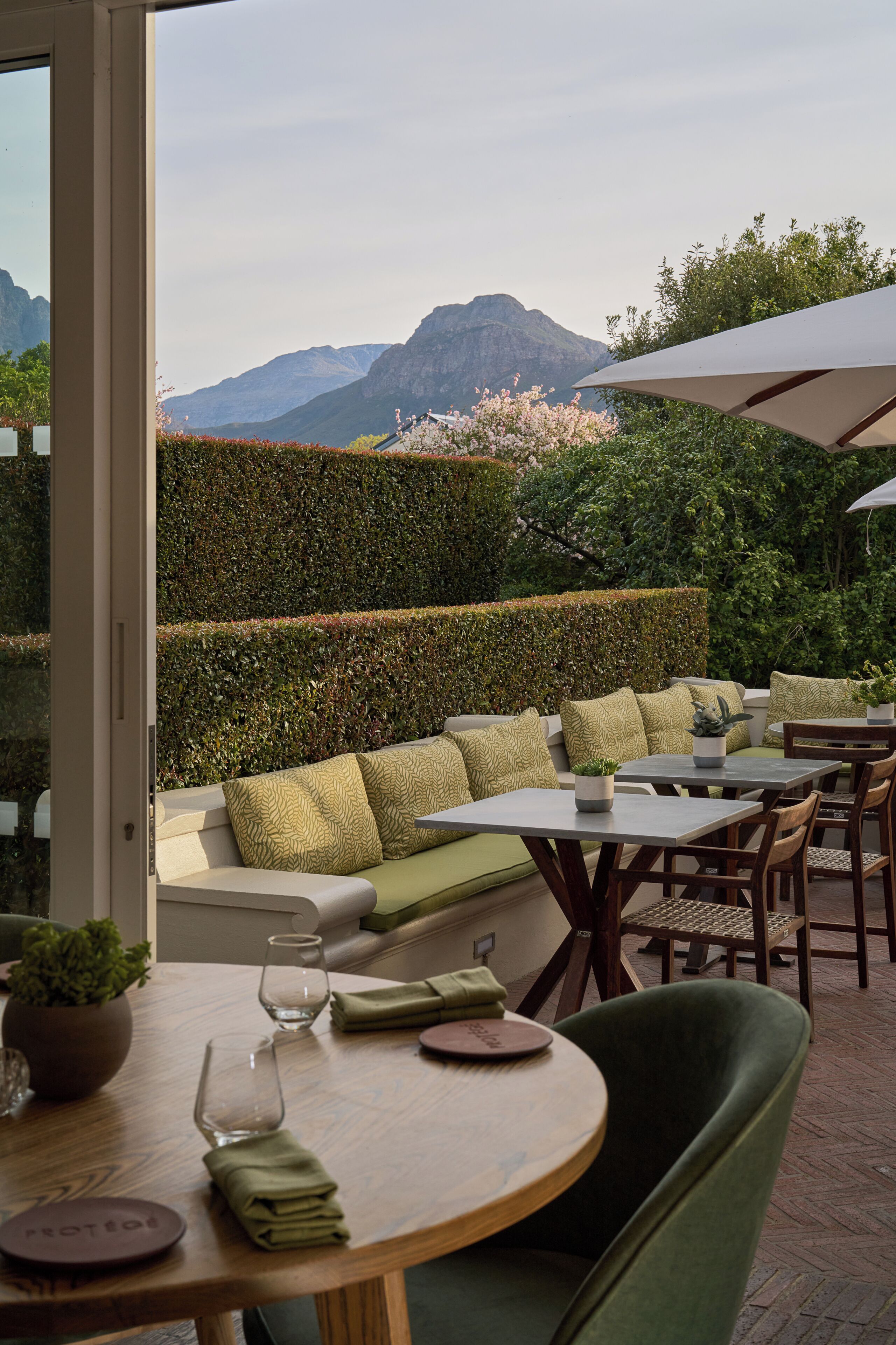 2 restaurants; ze serveren er ontbijt, lunch en diner 