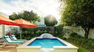 Outdoor pool, pool umbrellas, sun loungers