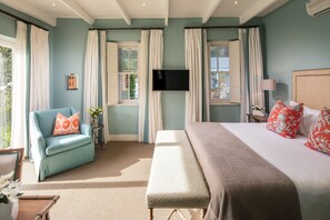 Luxe suite (Pool) | Luxe beddengoed, een minibar met enkele gratis items