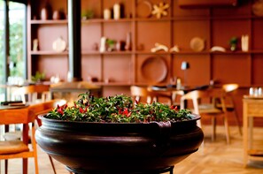 2 restaurantes, se sirve desayuno