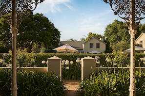 Ropa de cama de alta calidad y artículos del minibar gratis