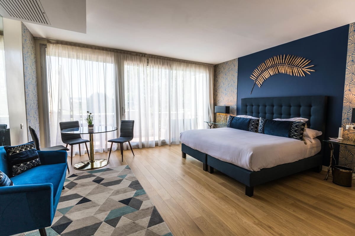 Junior Suite, River View | Minibar, in-room safe, blackout drapes, soundproofing