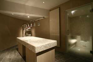 Couples treatment room(s), sauna, hot tub, steam room