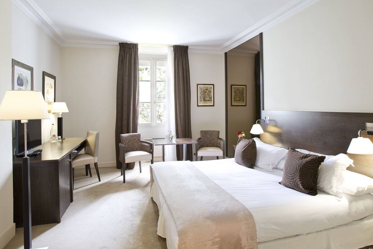 Traditional Double or Twin Room, Private Bathroom, Annex Building | Minibar, in-room safe, blackout drapes, soundproofing