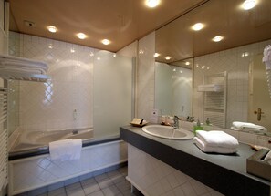 Traditional Double or Twin Room, Private Bathroom, Annex Building | Bathroom