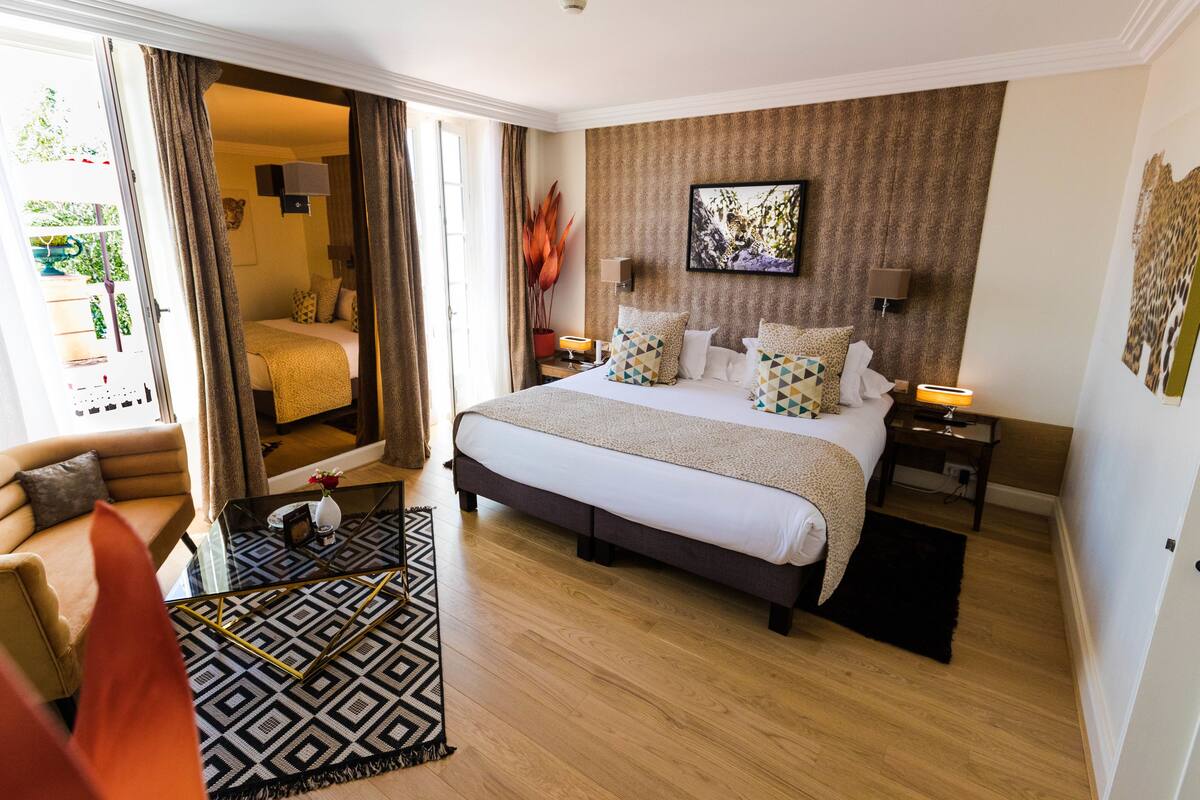 Superior Double or Twin Room, River View | Minibar, in-room safe, blackout drapes, soundproofing