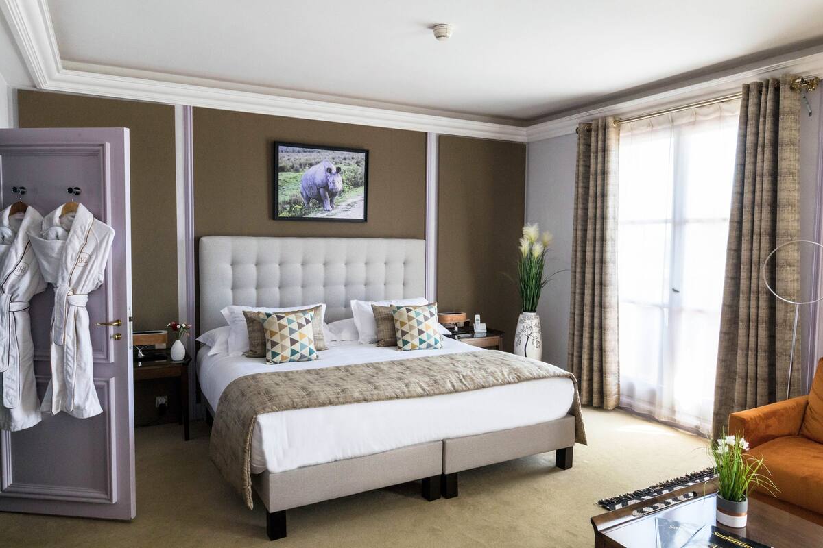 Deluxe Double or Twin Room, River View | Minibar, in-room safe, blackout drapes, soundproofing