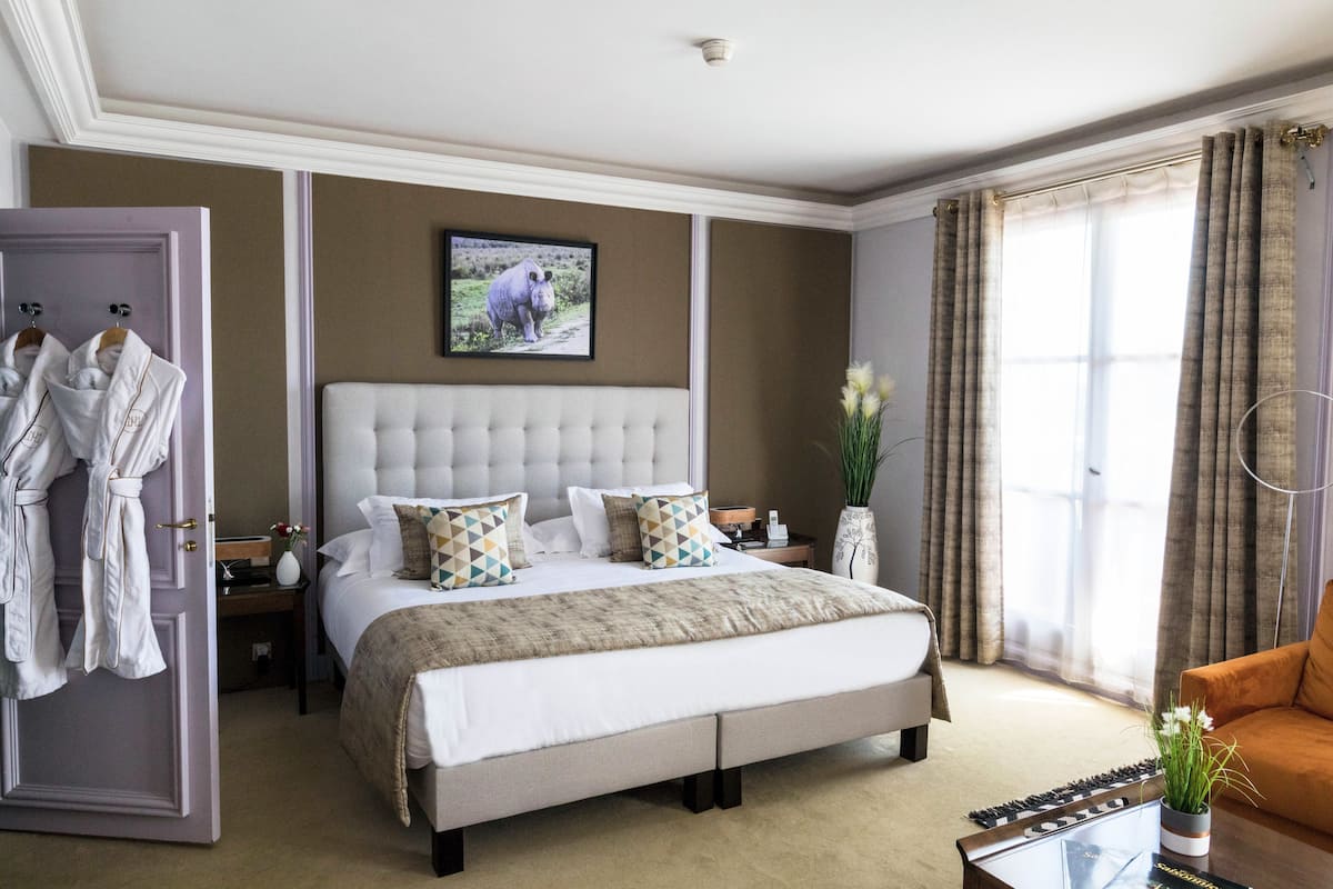 Deluxe-Doppel- oder -Zweibettzimmer, Flussblick | Minibar, Zimmersafe, individuell dekoriert, individuell eingerichtet