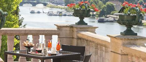 Habitación superior con 1 cama matrimonial o 2 individuales, vista al río | Vista desde la habitación