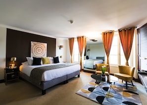 Chambre supérieure double ou avec lits jumeaux, vue sur le fleuve | Minibar, coffre-fort, décor unique, ameublement unique