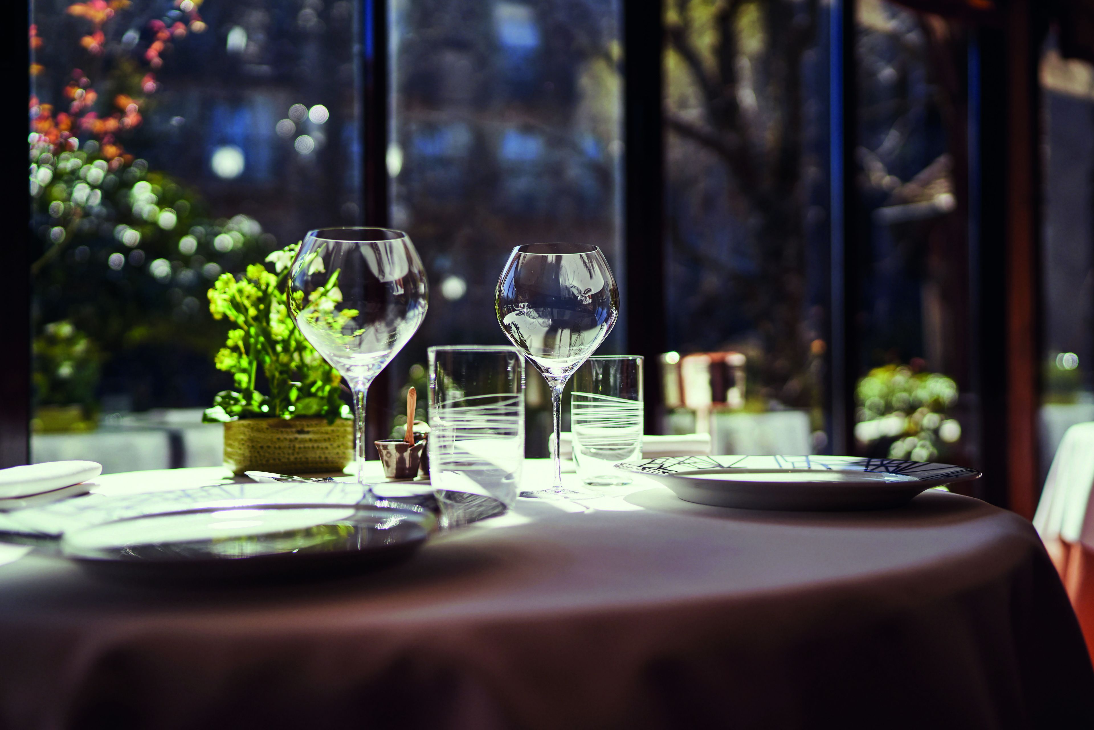 2 restaurants, lunch served