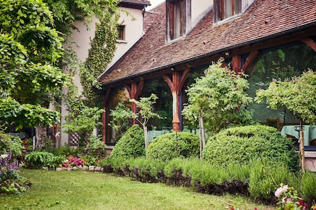 Exterior. Relais Bernard Loiseau