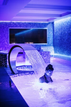 Un sauna, una bañera de hidromasaje, baño turco, tratamientos corporales