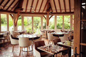 2 restaurants; lunch and dinner served - Relais Bernard Loiseau (Saulieu)
