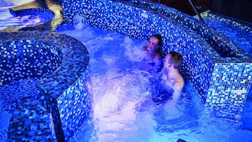 Een sauna, een bubbelbad, een stoombad, lichaamsbehandelingen