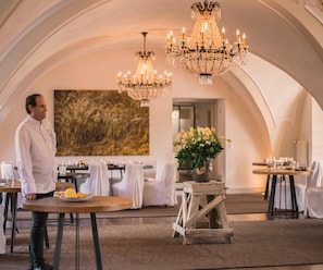2 restaurants, lunch, dinner served; French cuisine
