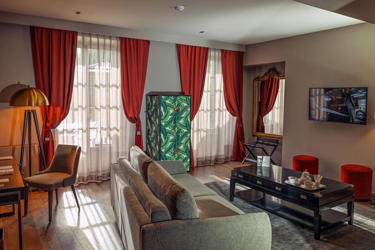 Signature Suite | Living area | Flat-screen TV