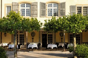 2 restaurantes, com serviço de almoço e jantar; culinária francesa