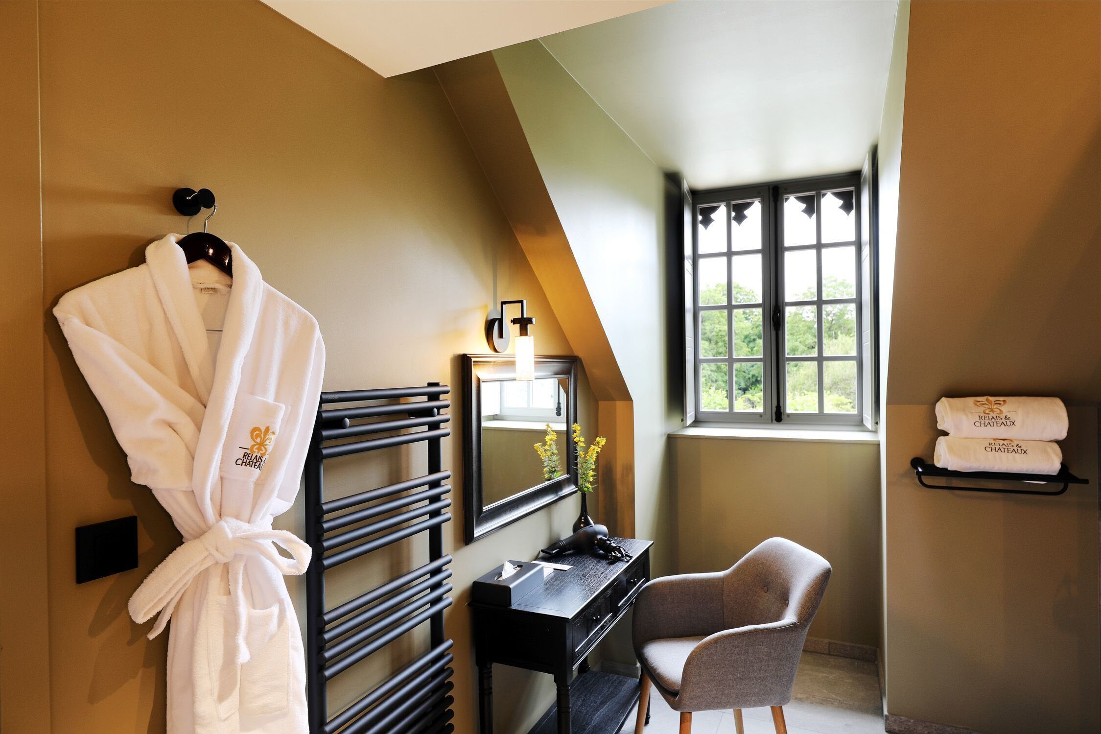 design double room | bathroom | bathtub, designer toiletries, hair dryer, bathrobes