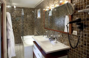Suite | Badezimmer | Kostenlose Toilettenartikel, Haartrockner, Bademäntel, Hausschuhe