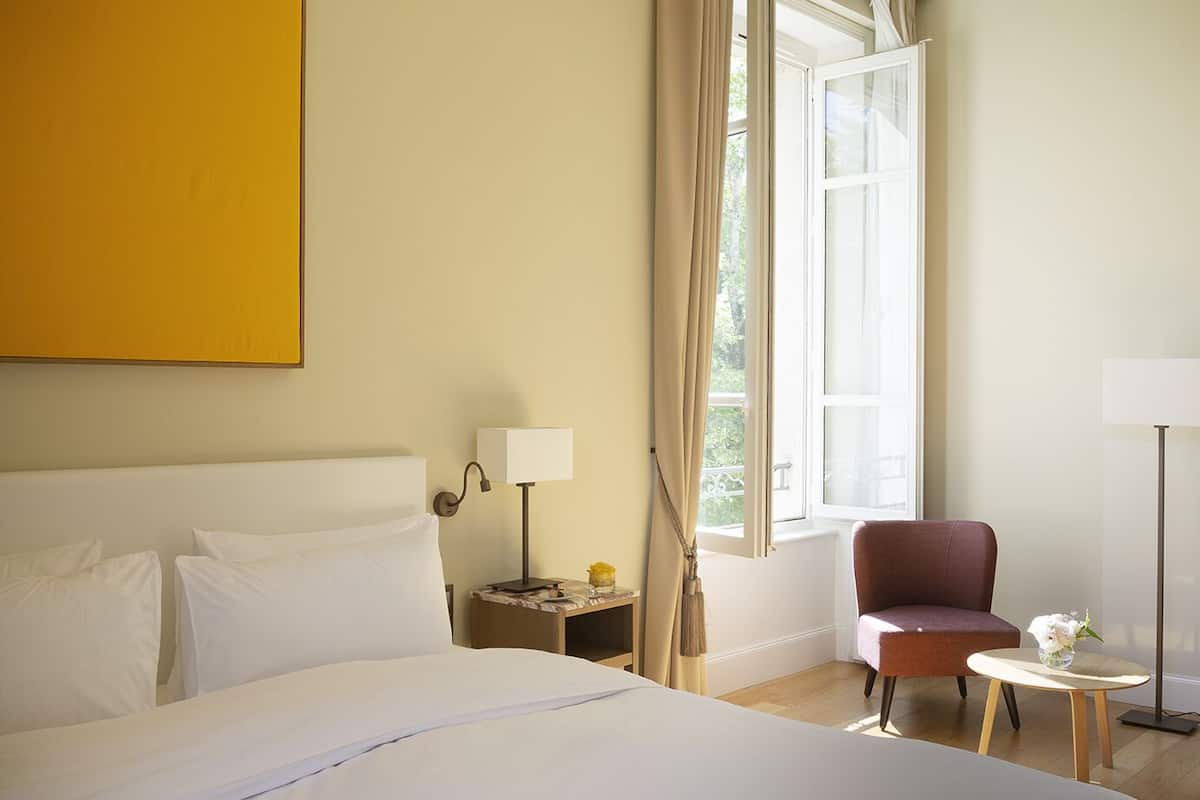 Chambre supérieure | Literie de qualité, lit avec matelas à plateau-coussin, minibar