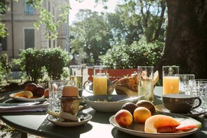 Desayuno buffet (EUR 30 por persona) 
